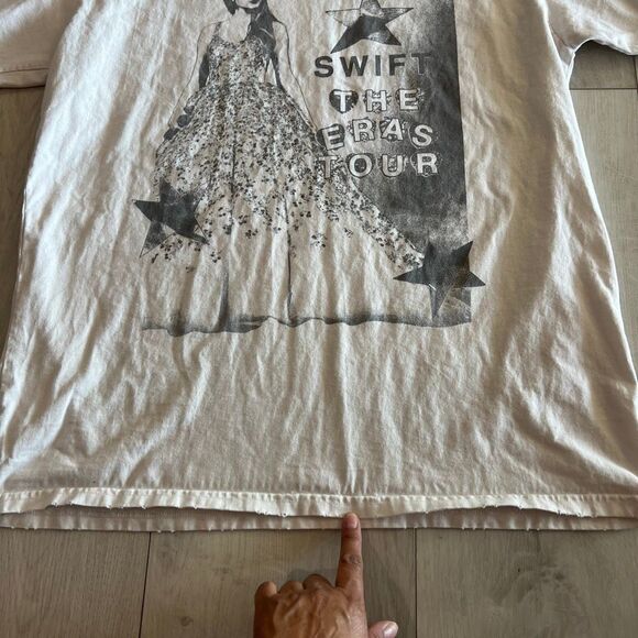 Taylor Swift The Eras Tour T-Shirt L Photo Official Merch Speak Now Enchanted - Picture 3 of 7
